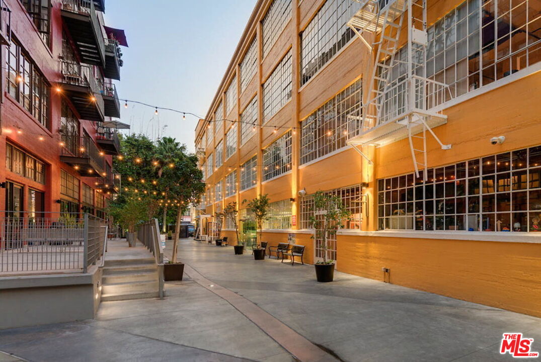 746 S Los Angeles St Unit: 905