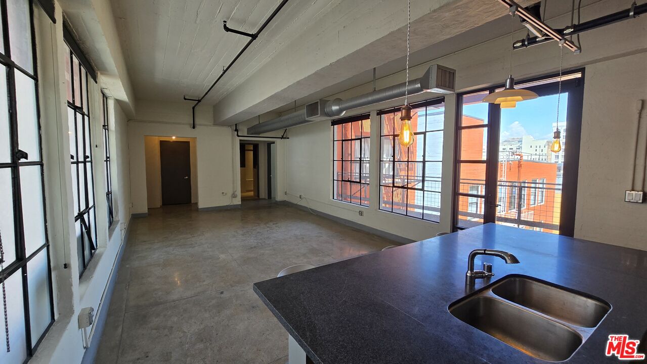 746 S Los Angeles St Unit: 905