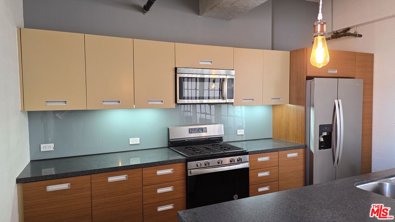 746 S Los Angeles St Unit: 905