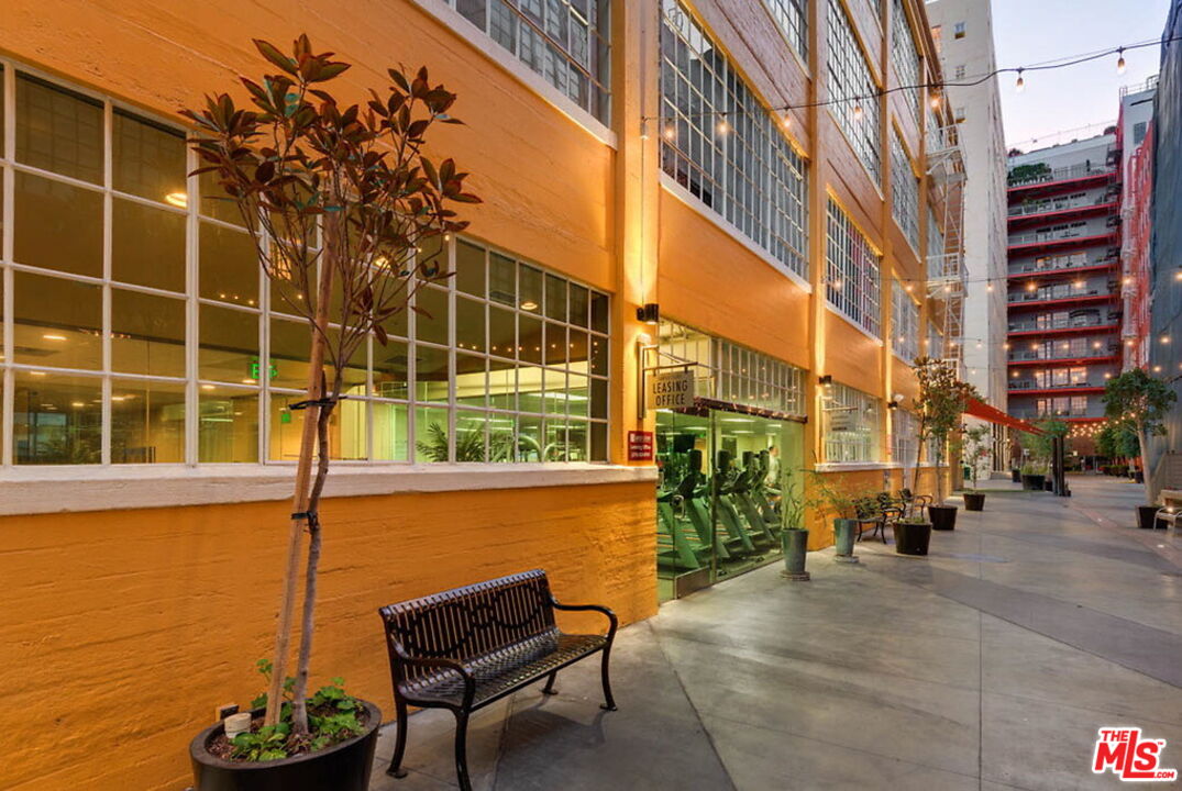 746 S Los Angeles St Unit: 905