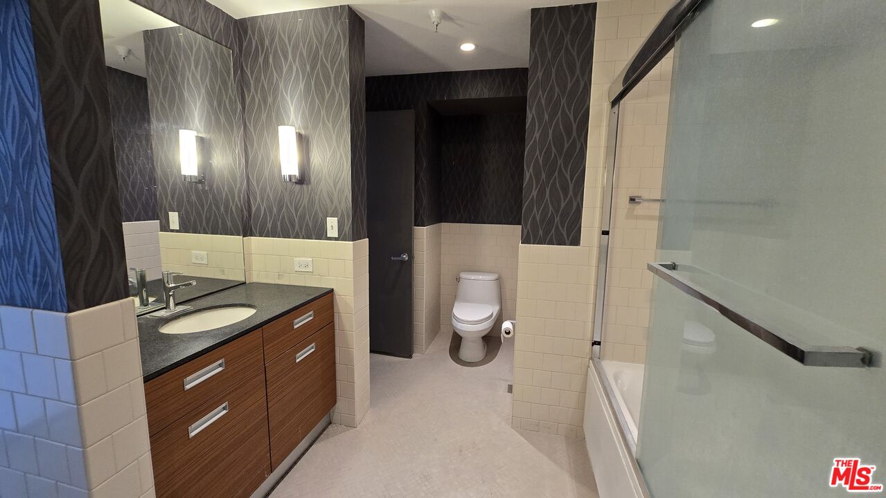 746 S Los Angeles St Unit: 905