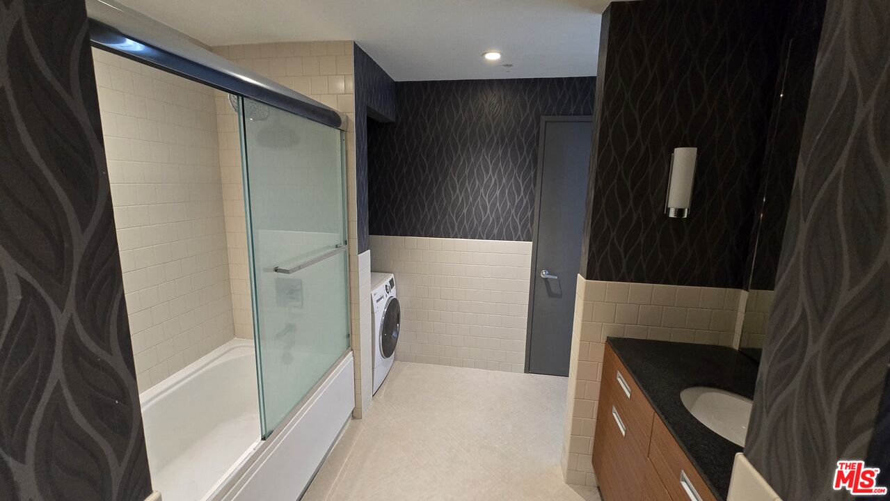 746 S Los Angeles St Unit: 905