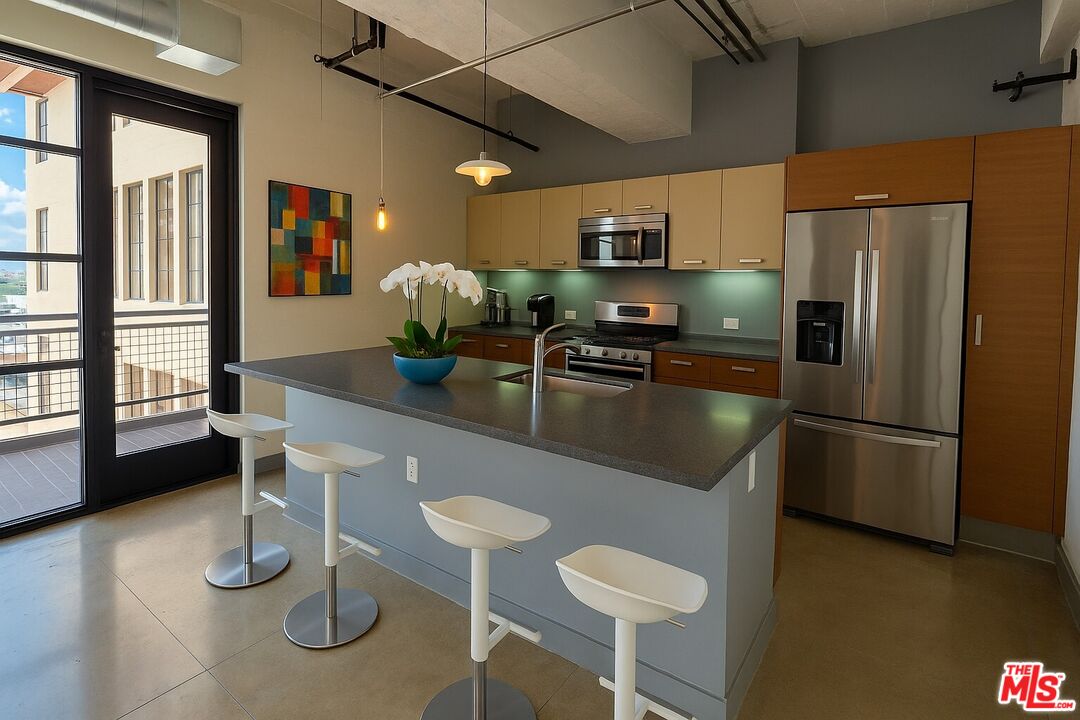 746 S Los Angeles St Unit: 905