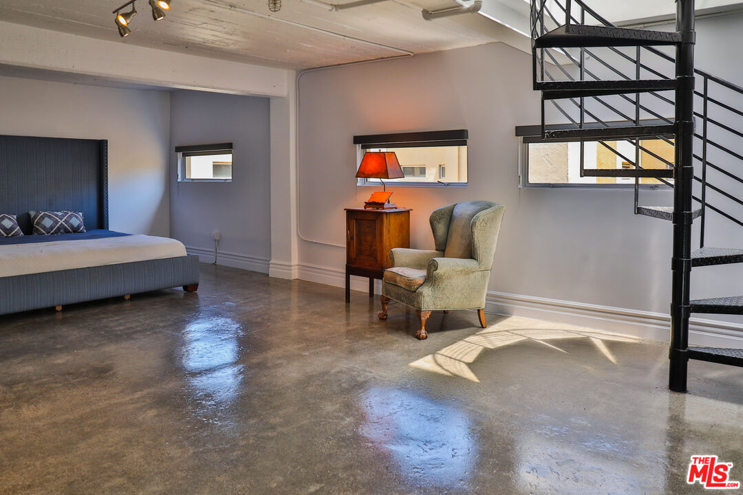 108 W 2nd St Unit: PH1007