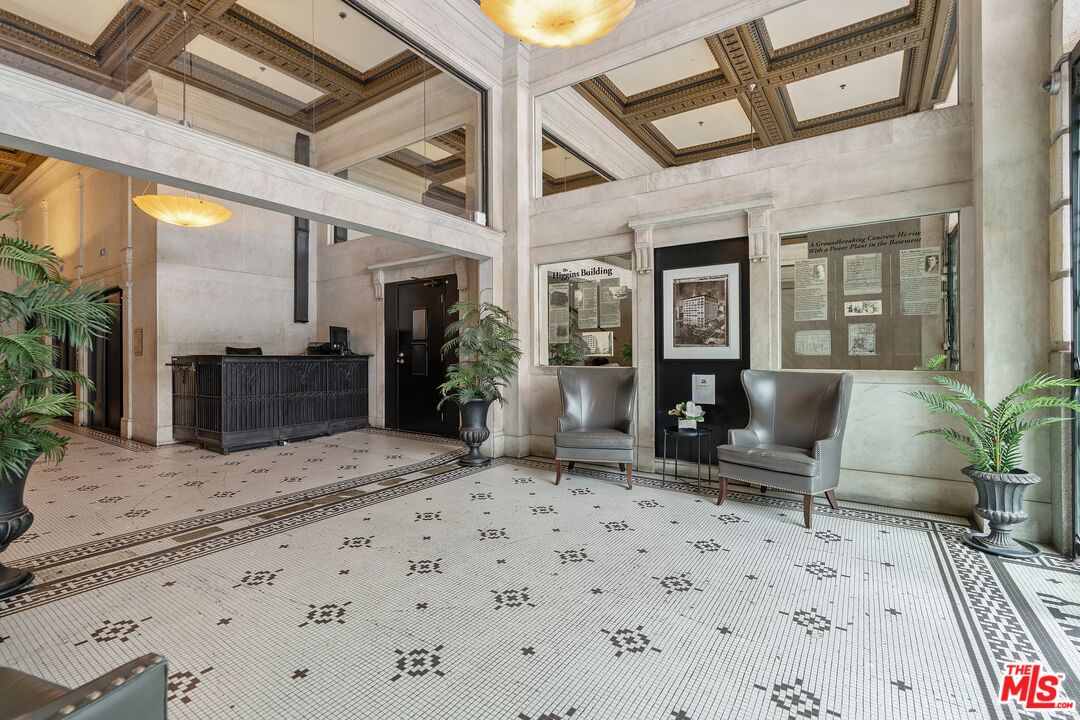 108 W 2nd St Unit: PH1007