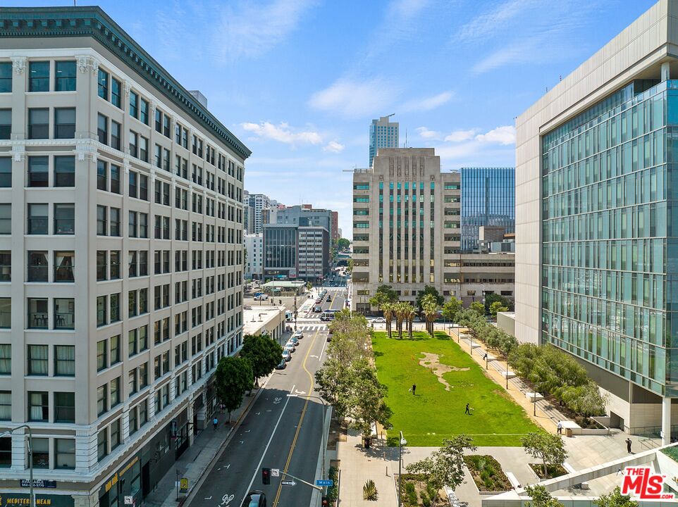 108 W 2nd St Unit: PH1007