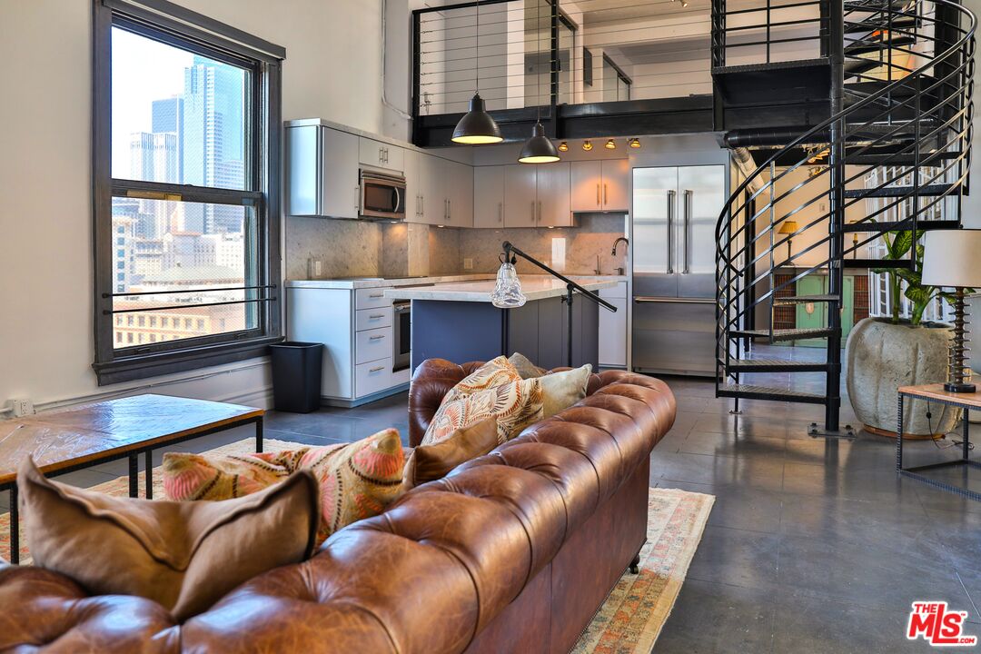 108 W 2nd St Unit: PH1007