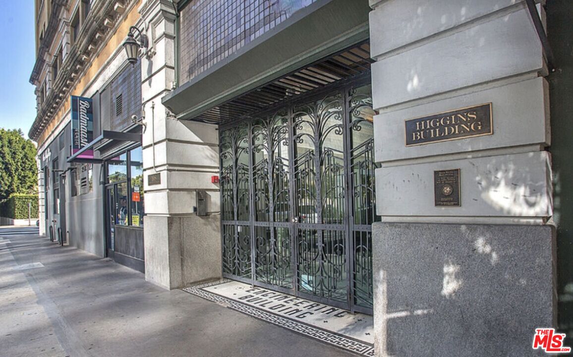 108 W 2nd St Unit: PH1007