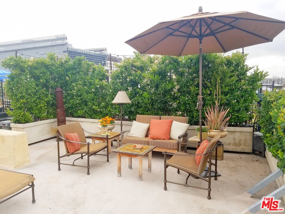 108 W 2nd St Unit: PH1007