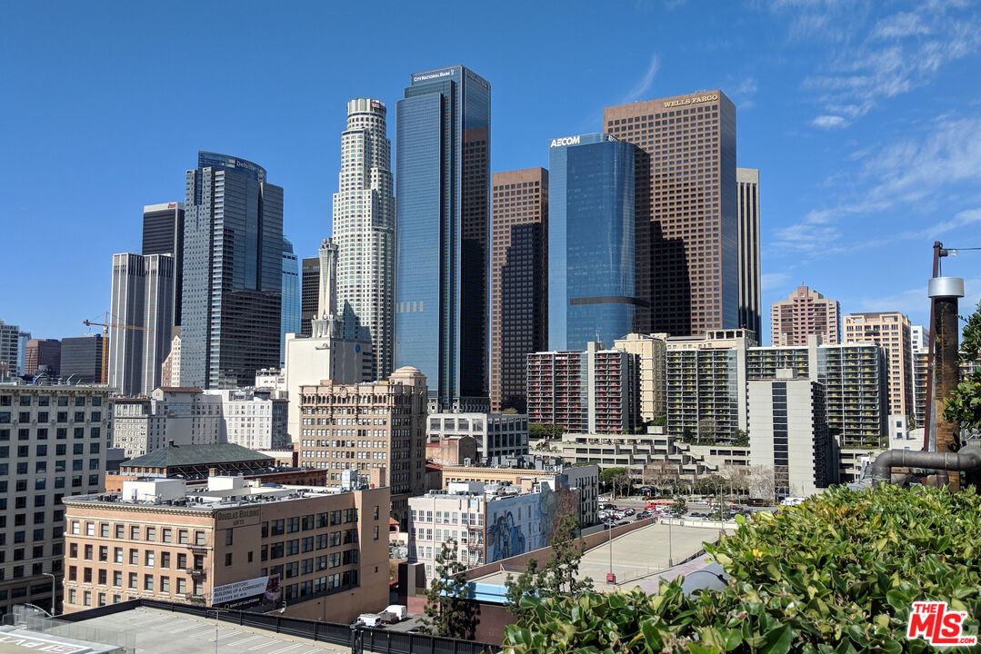 108 W 2nd St Unit: PH1007