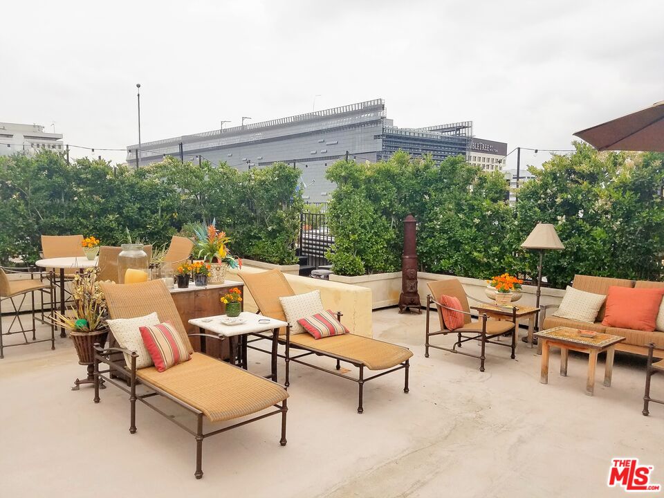 108 W 2nd St Unit: PH1007