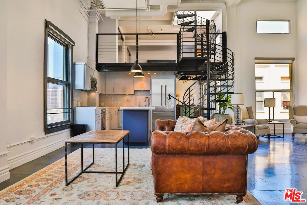 108 W 2nd St Unit: PH1007