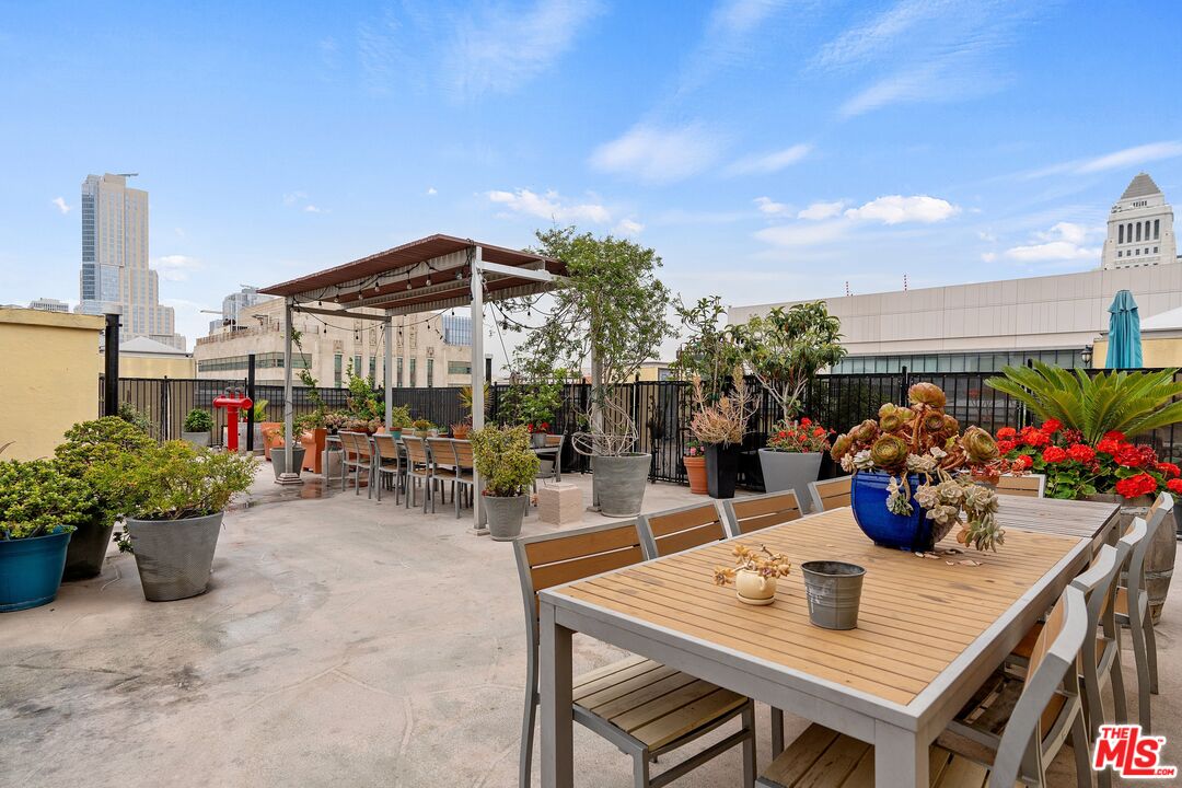 108 W 2nd St Unit: PH1007