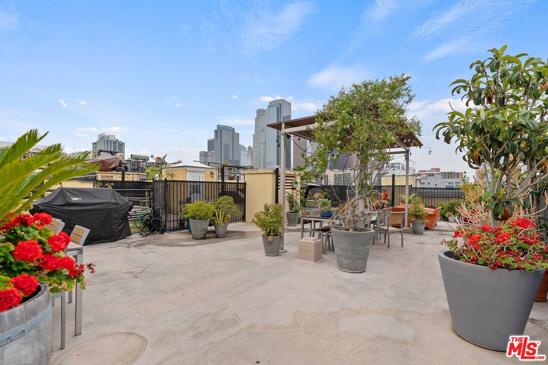 108 W 2nd St Unit: PH1007