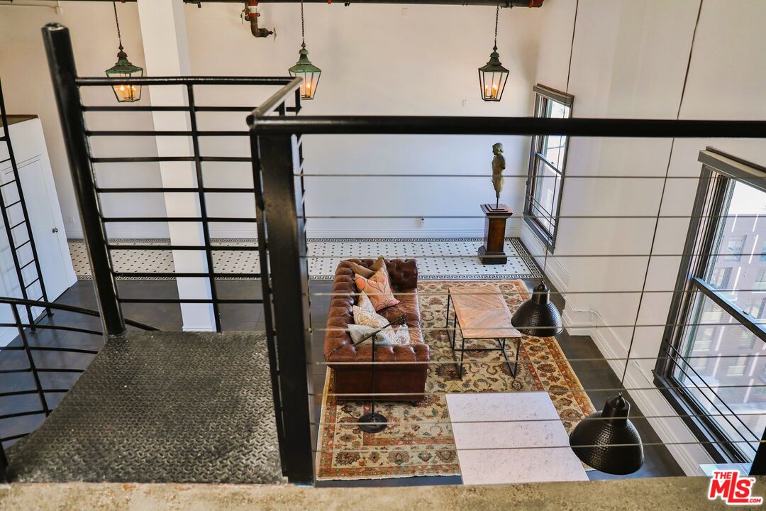 108 W 2nd St Unit: PH1007