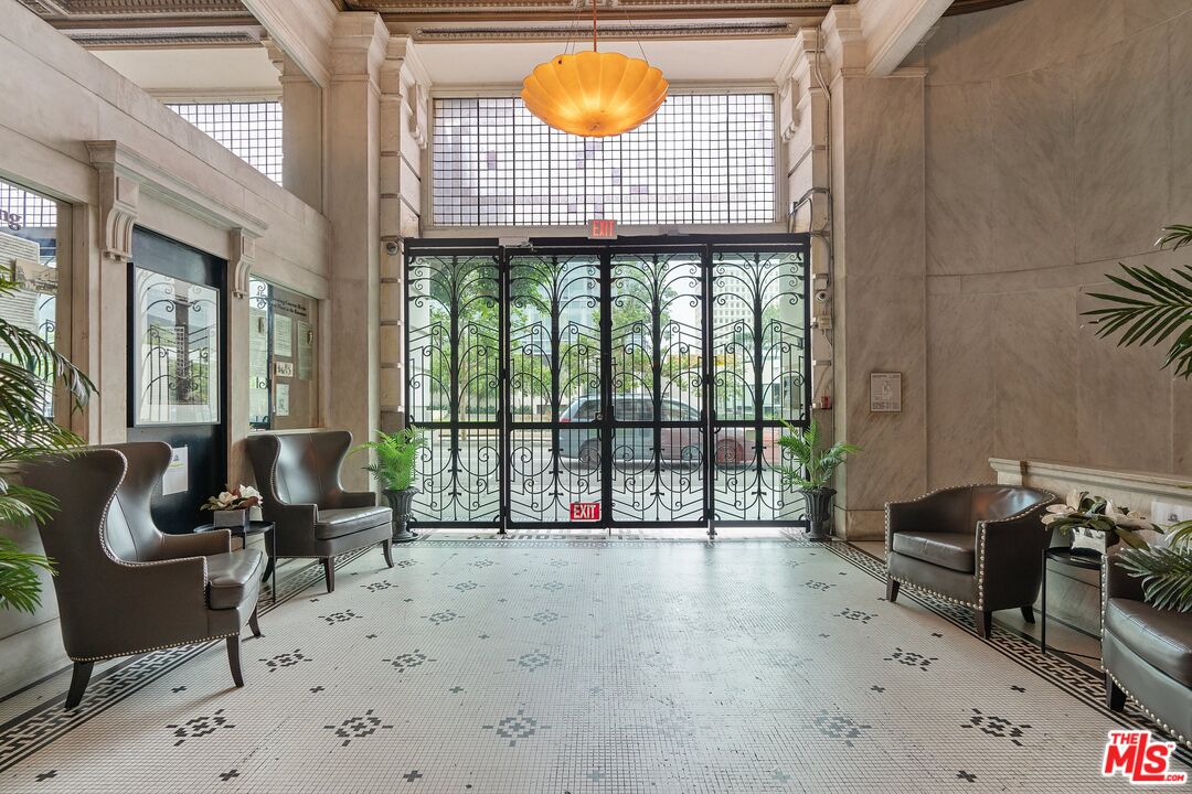 108 W 2nd St Unit: PH1007