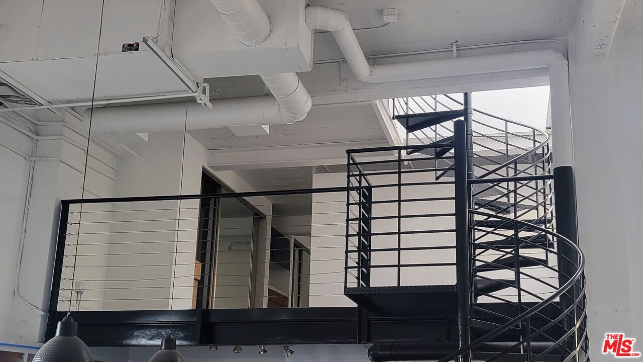 108 W 2nd St Unit: PH1007