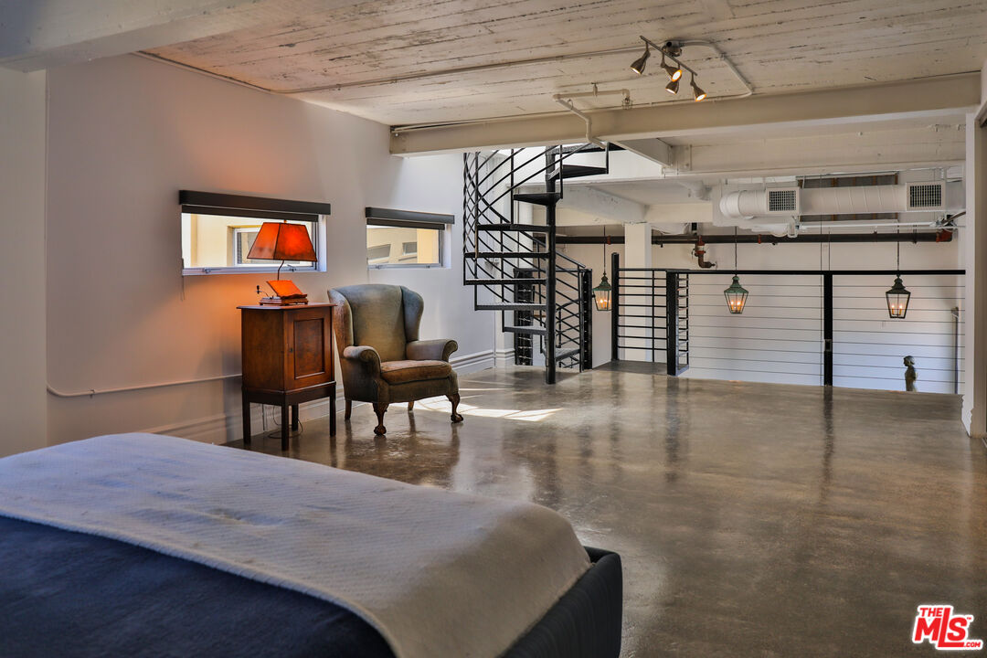 108 W 2nd St Unit: PH1007