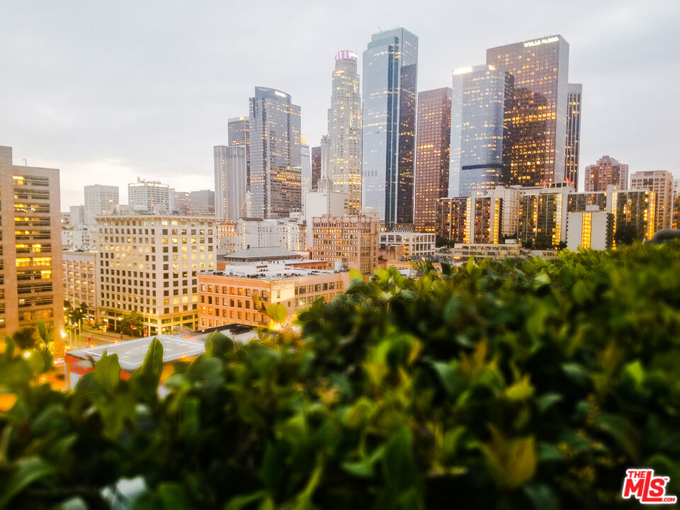 108 W 2nd St Unit: PH1007