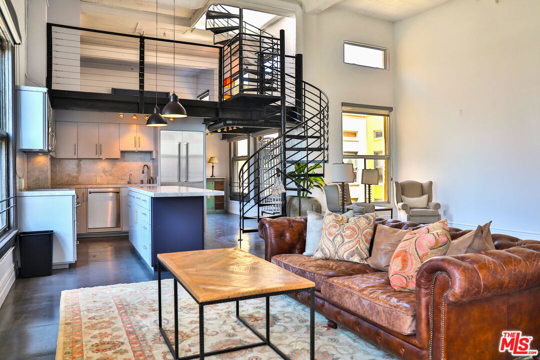 108 W 2nd St Unit: PH1007