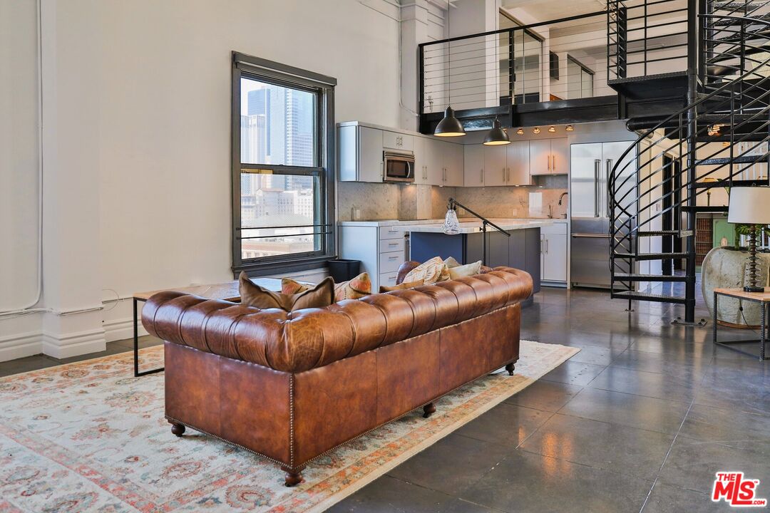 108 W 2nd St Unit: PH1007