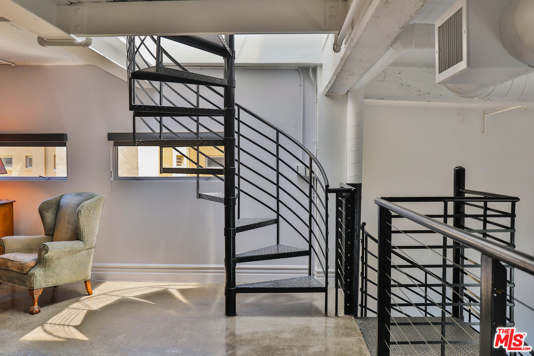 108 W 2nd St Unit: PH1007