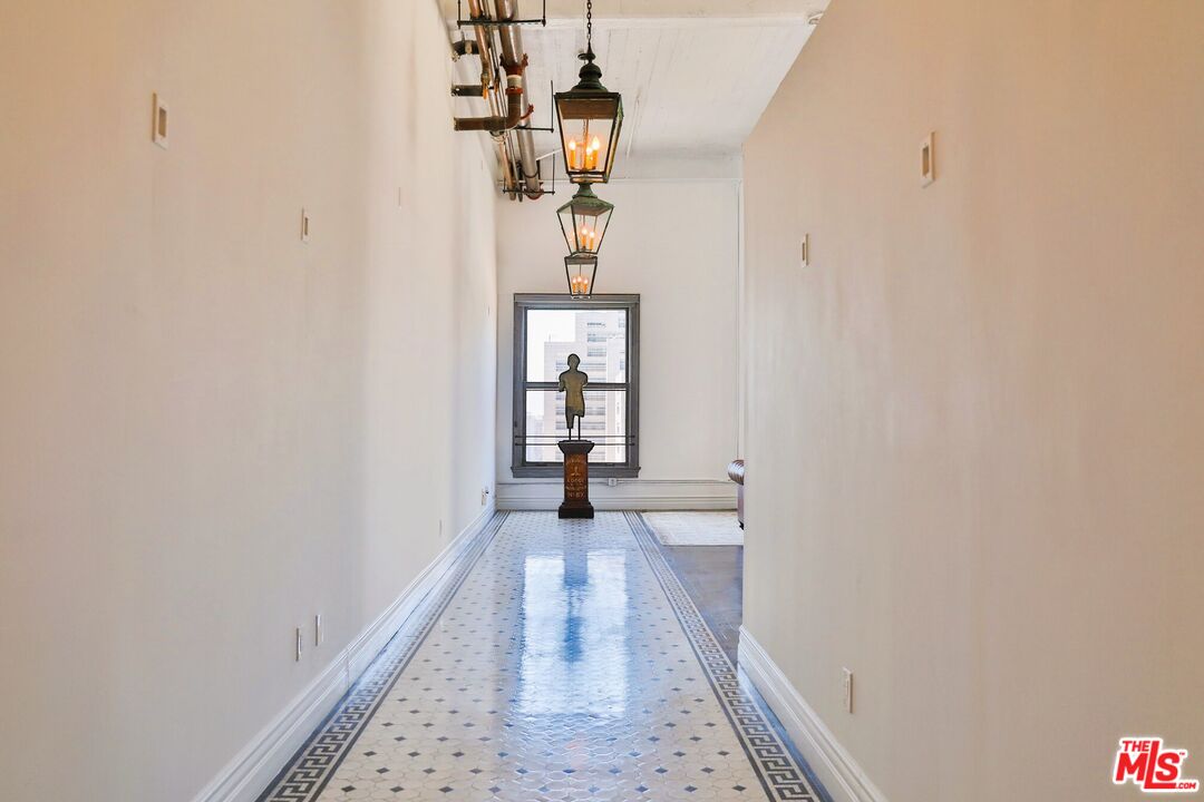 108 W 2nd St Unit: PH1007