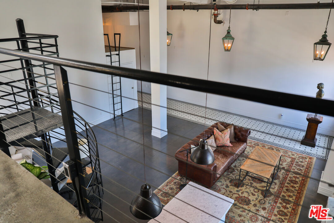 108 W 2nd St Unit: PH1007