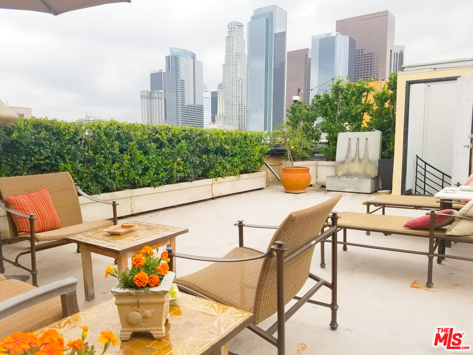 108 W 2nd St Unit: PH1007