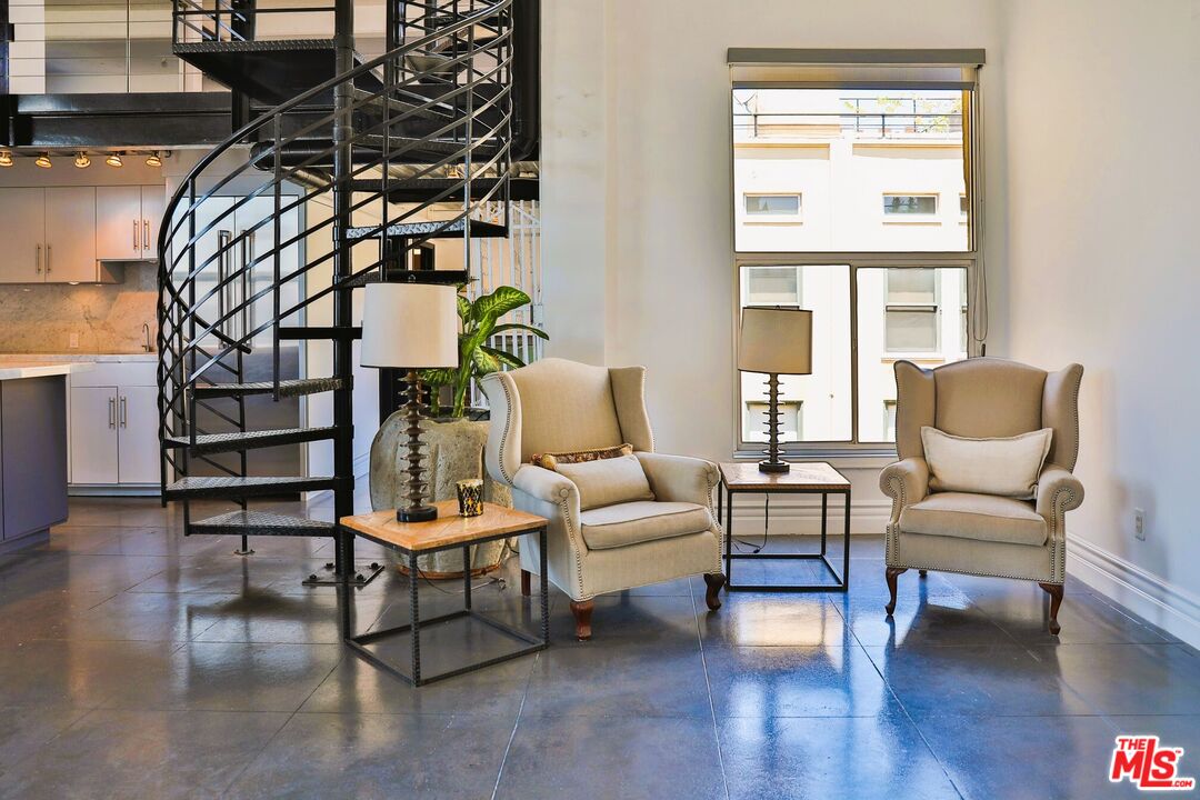 108 W 2nd St Unit: PH1007