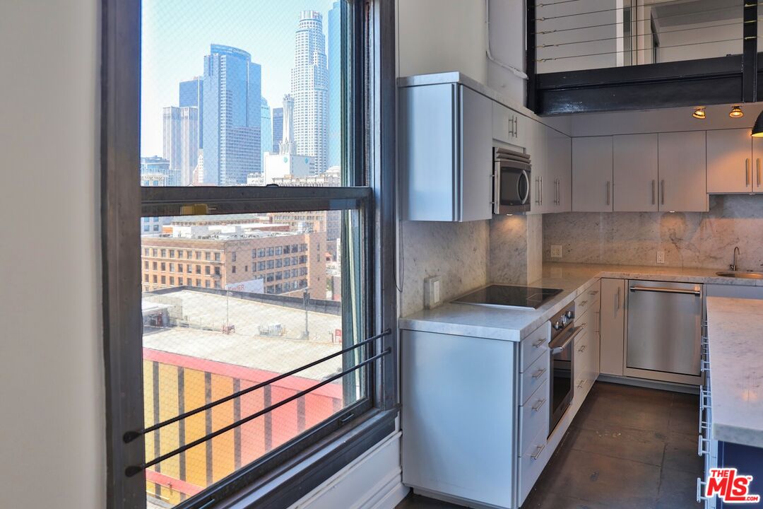 108 W 2nd St Unit: PH1007