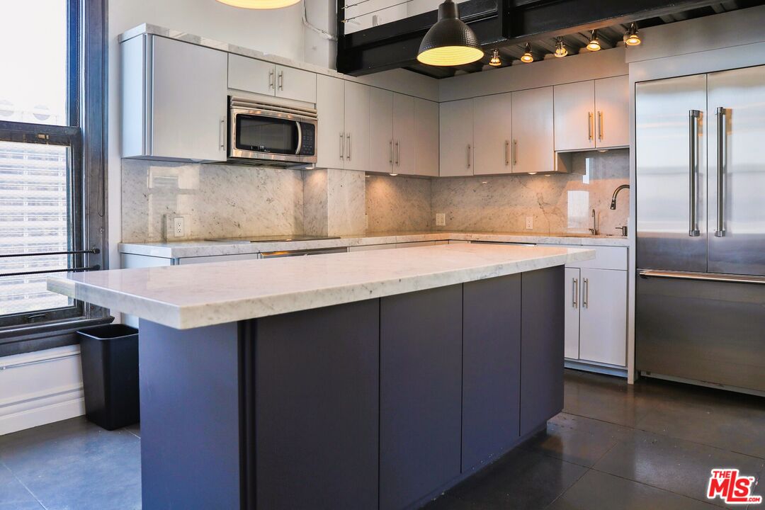 108 W 2nd St Unit: PH1007