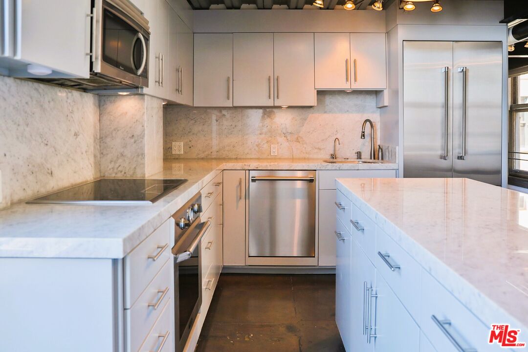 108 W 2nd St Unit: PH1007