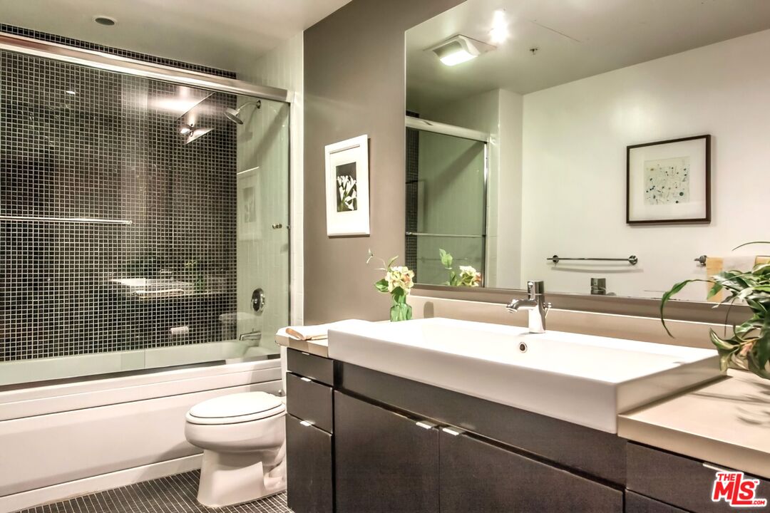 500 Molino St Unit: 214