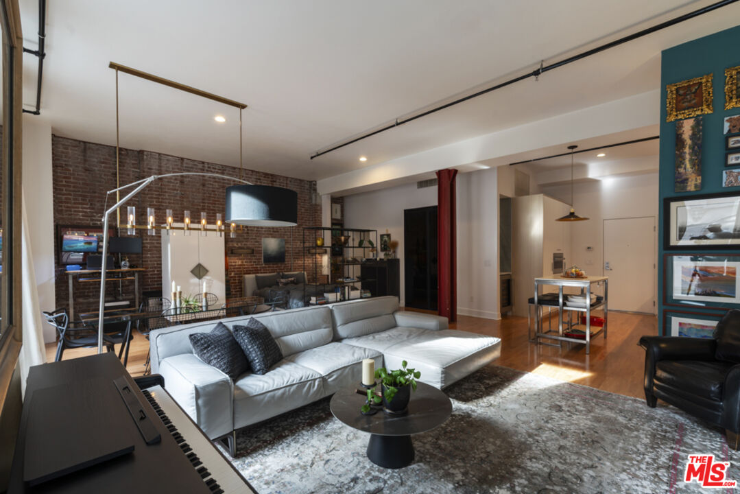 253 S Broadway Unit: 201