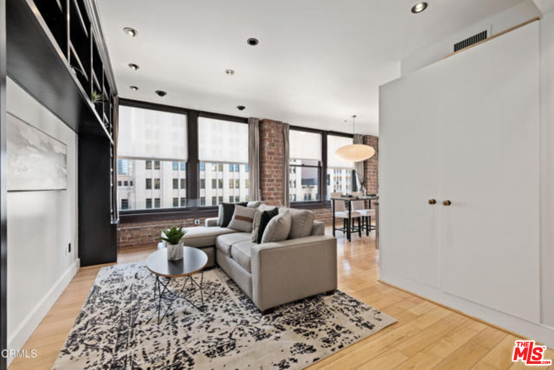 460 S Spring St Unit: 601