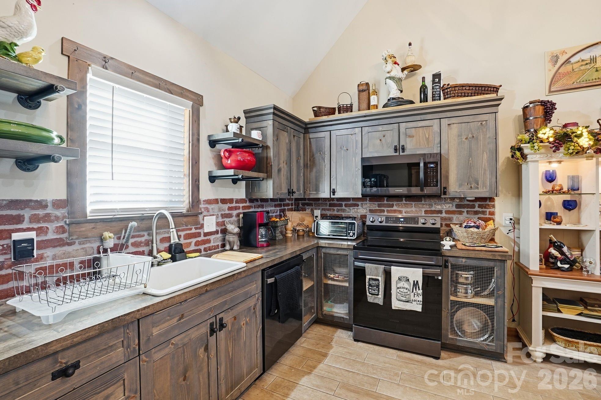 4592 Reid Road