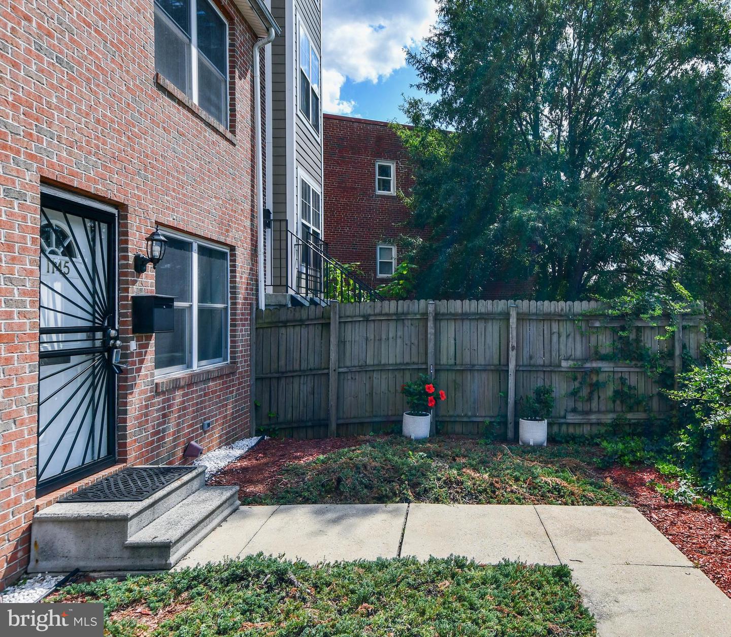 1145 Summit St NE