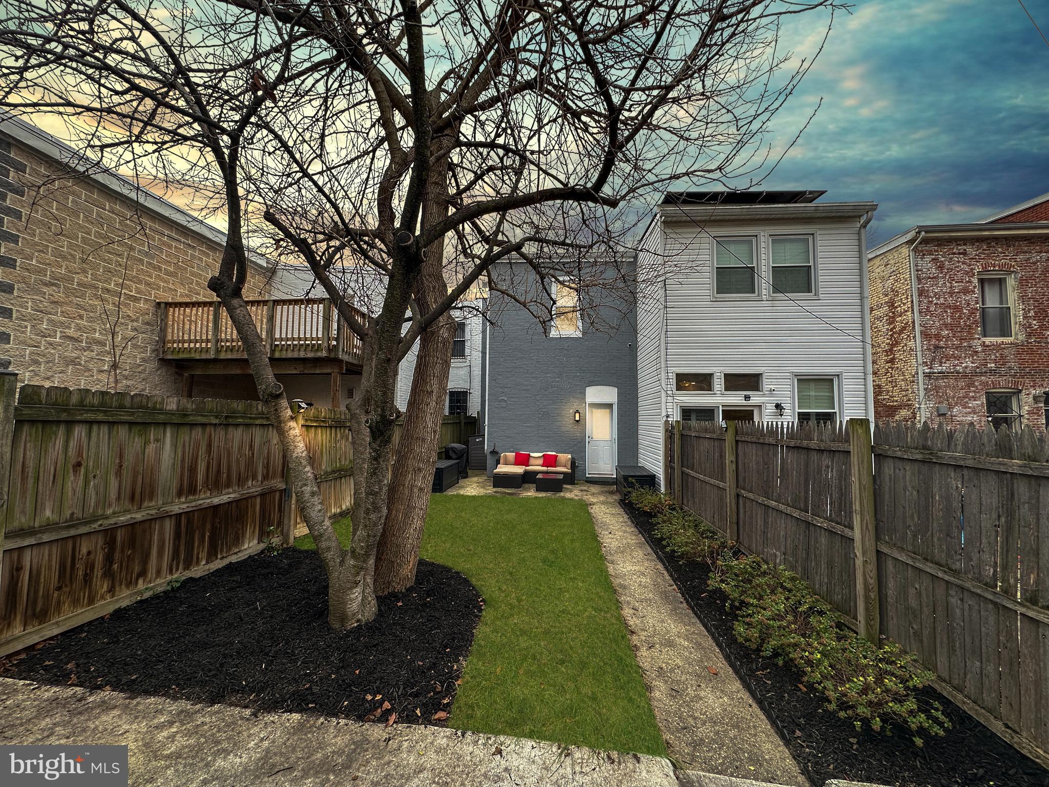 806 I STREET NE