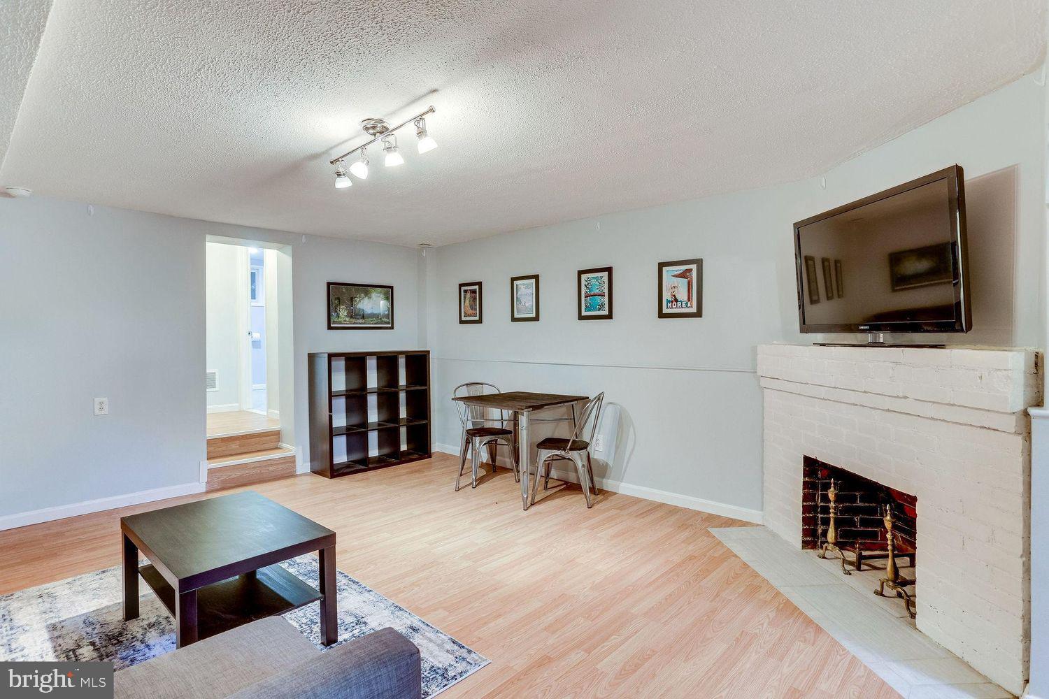 216 Emerson St NW