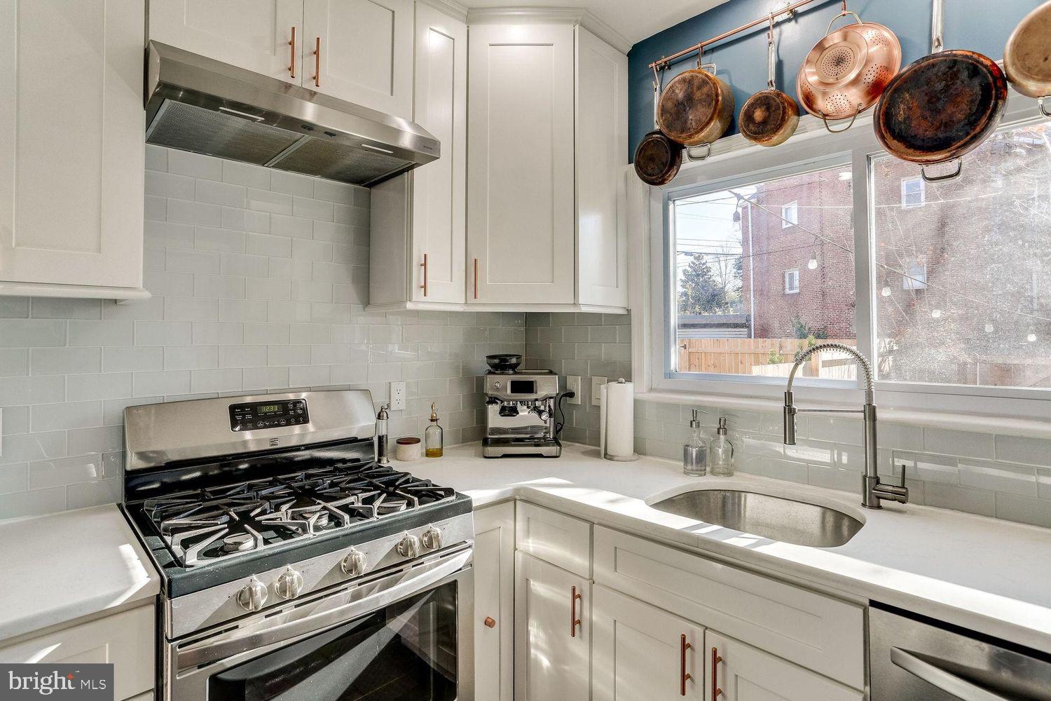 216 Emerson St NW