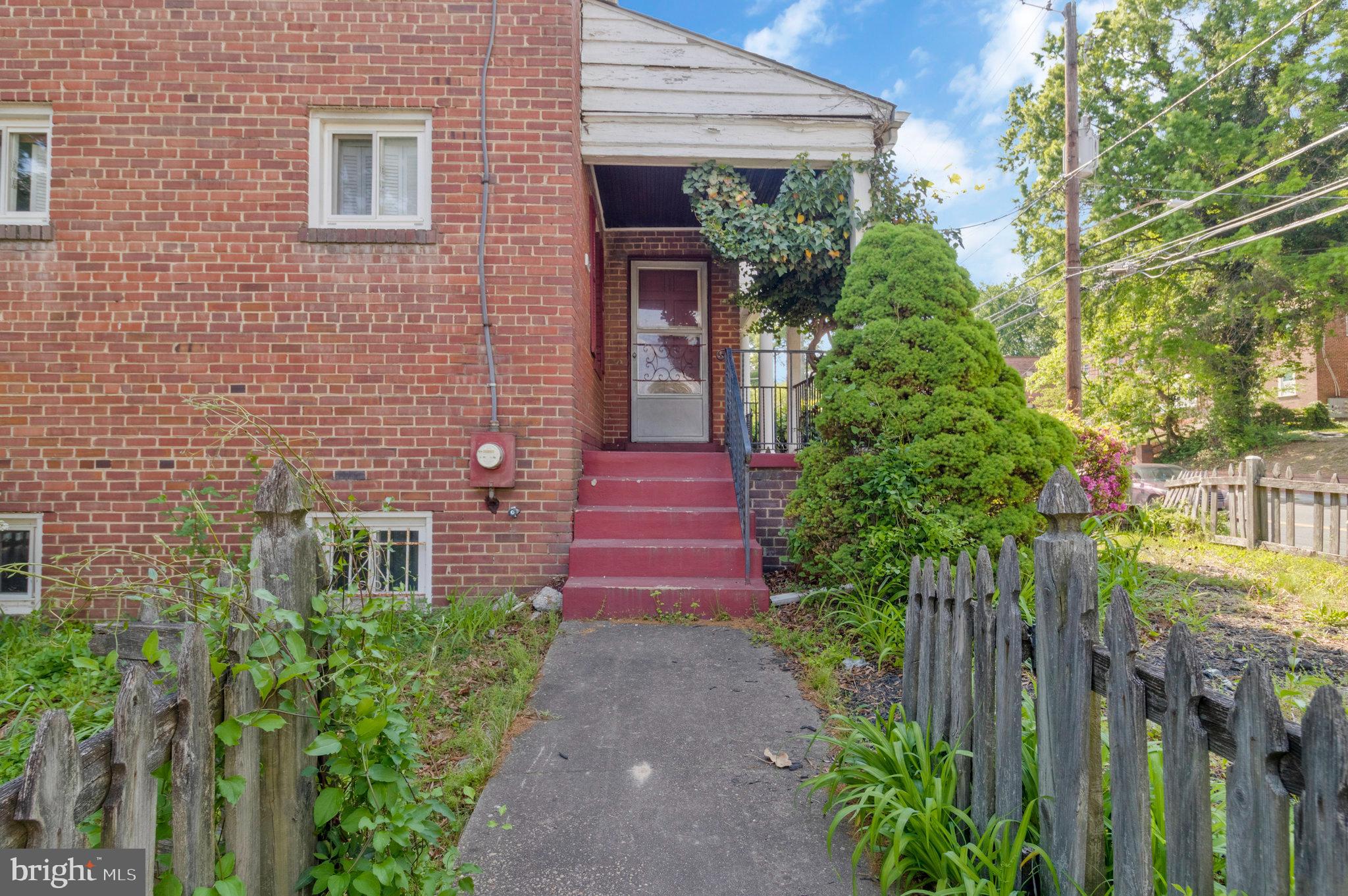 821 Taylor St NE