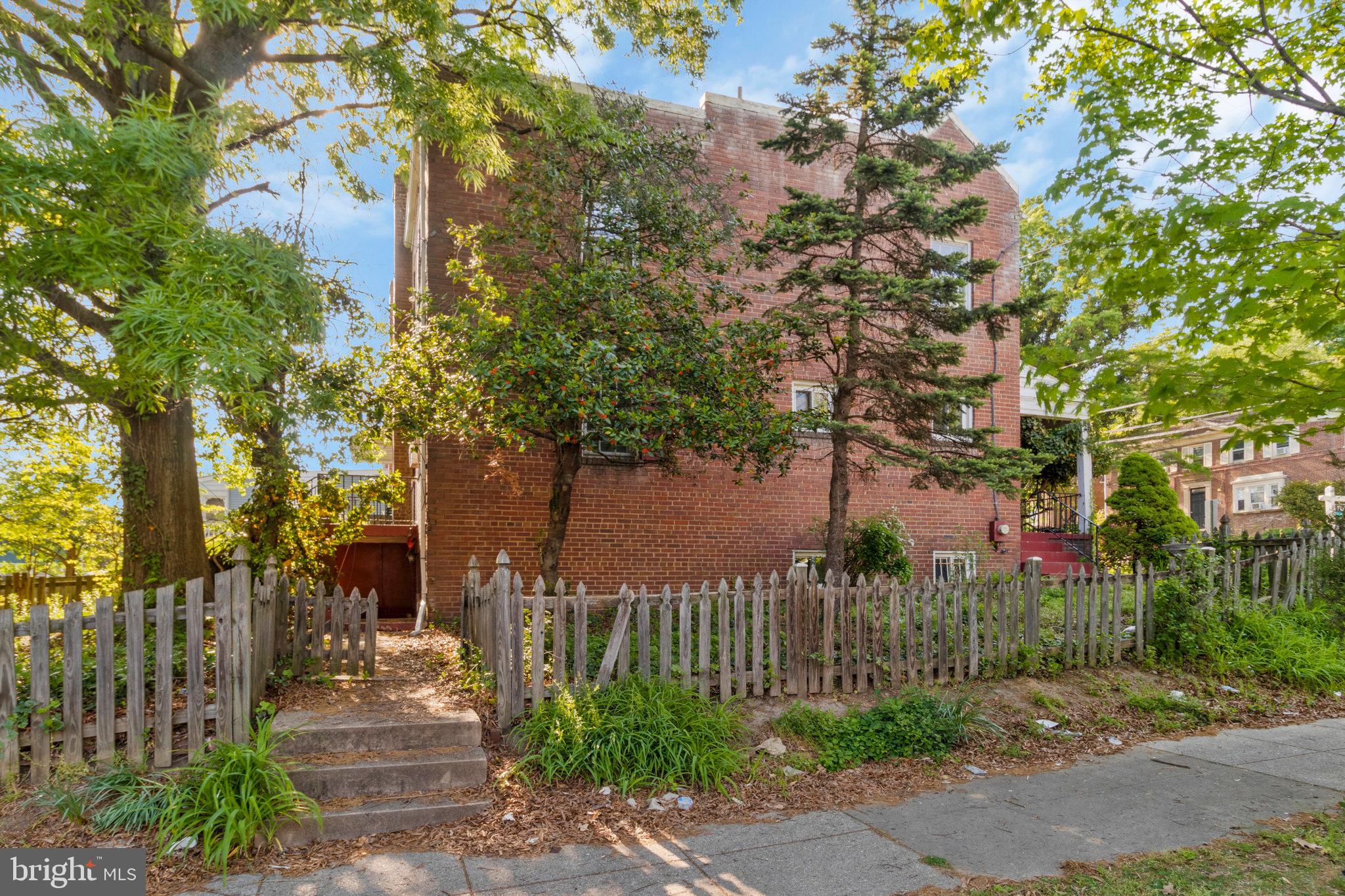 821 Taylor St NE