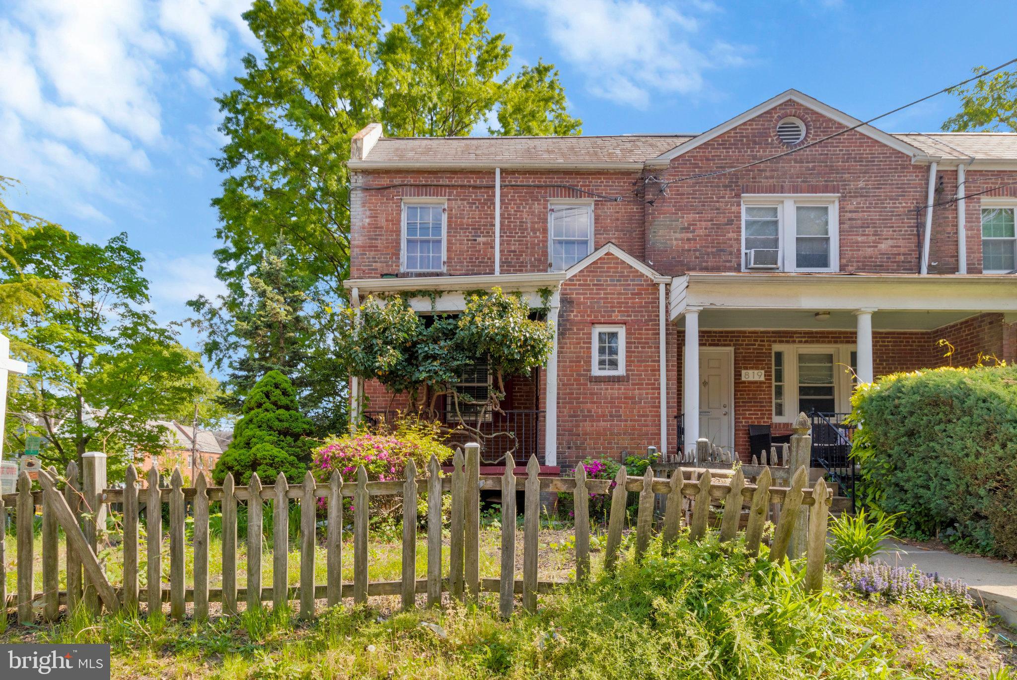 821 Taylor St NE