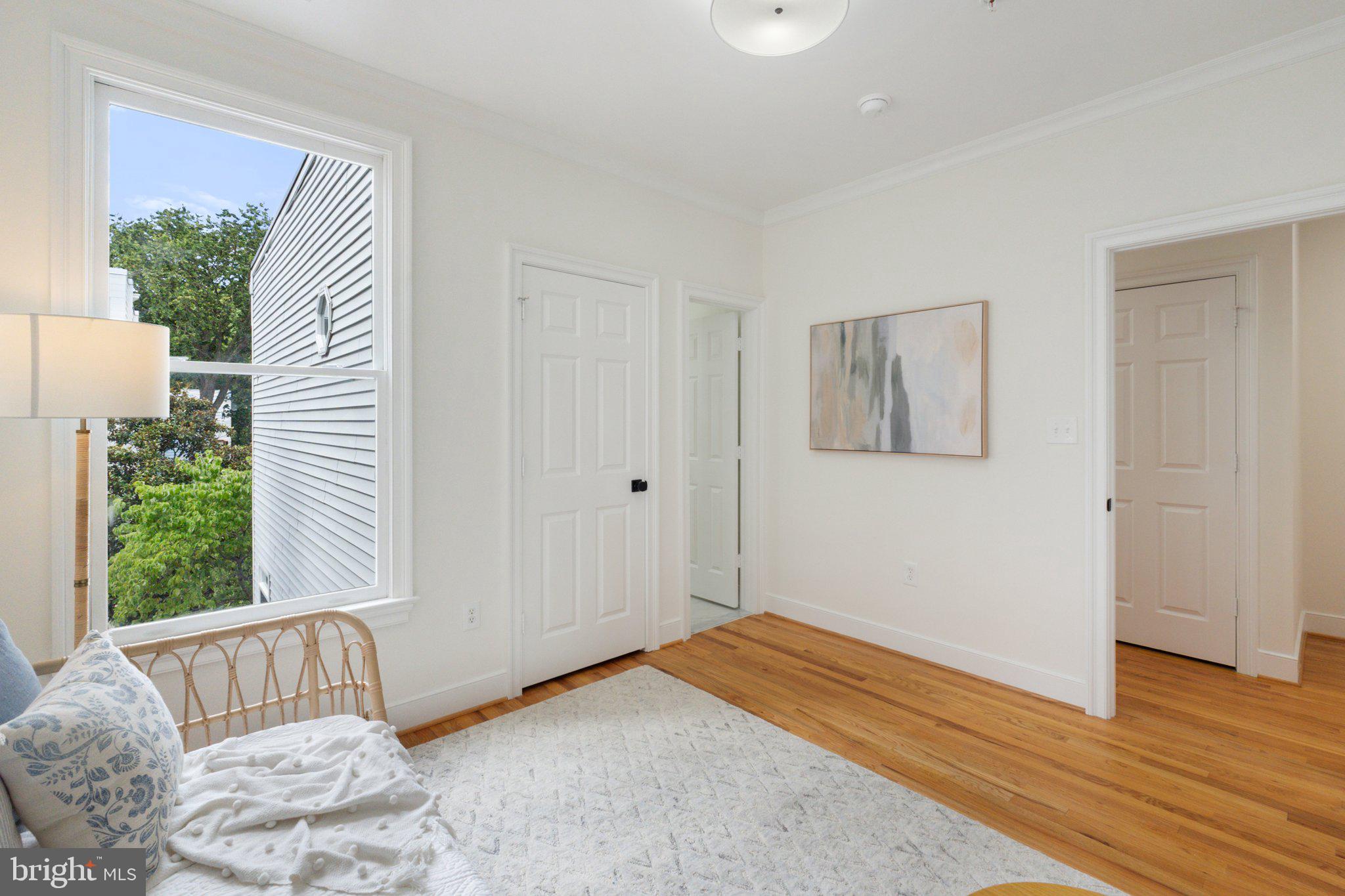 806 Constitution Ave NE