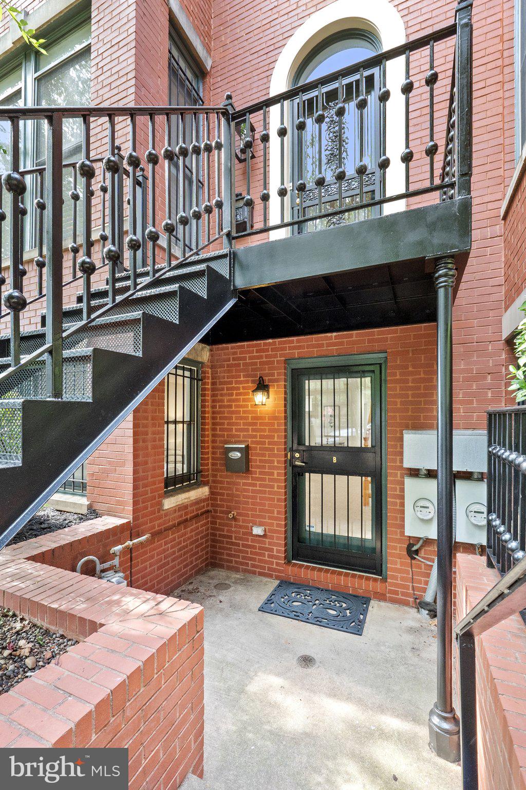 806 Constitution Ave NE