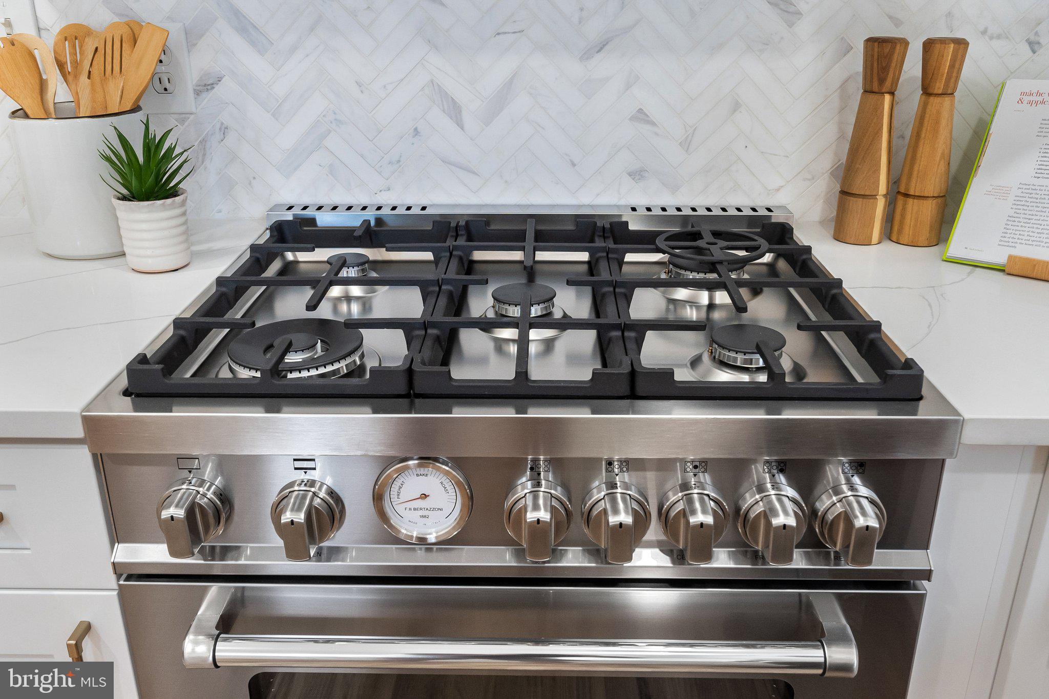 806 Constitution Ave NE