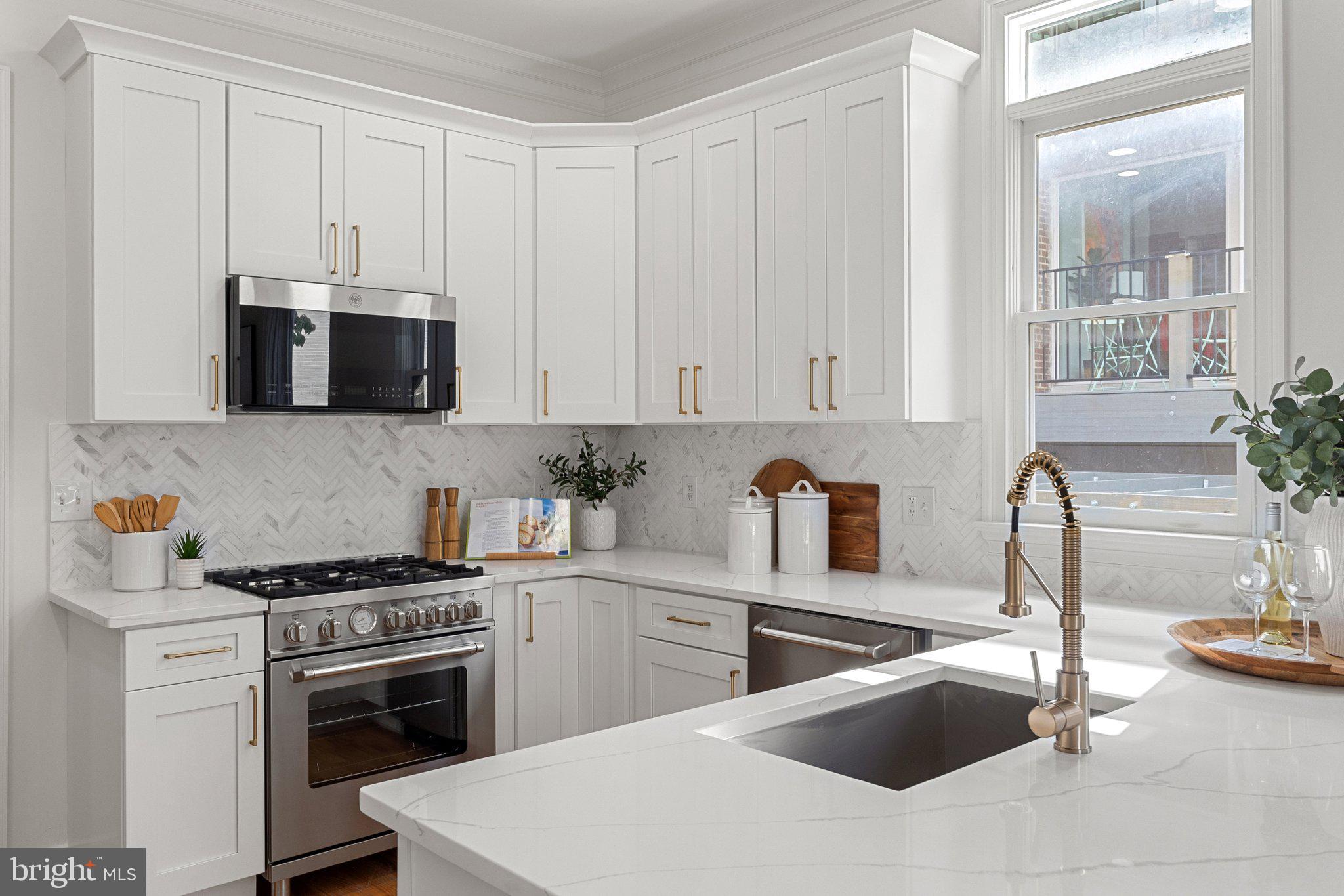 806 Constitution Ave NE