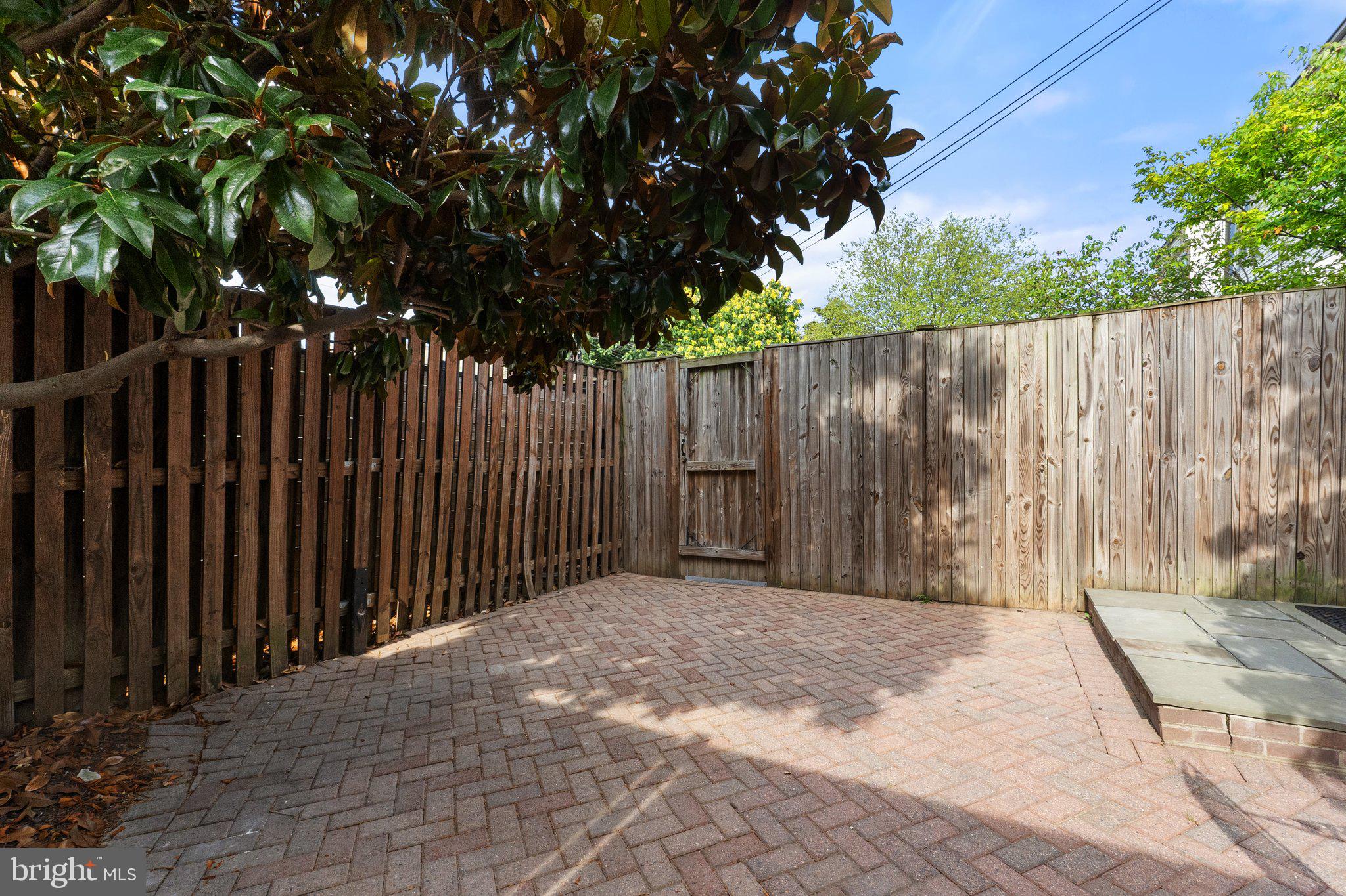 806 Constitution Ave NE