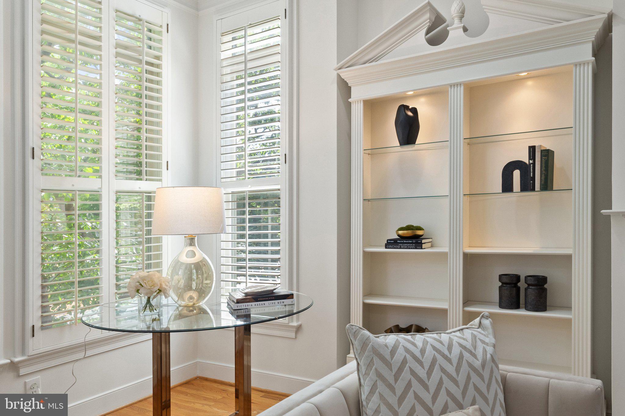 806 Constitution Ave NE